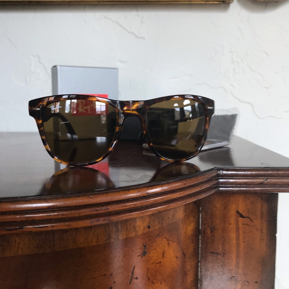 Ray-Ban foldable wayfarer sunglasses - Picture 3 of 8